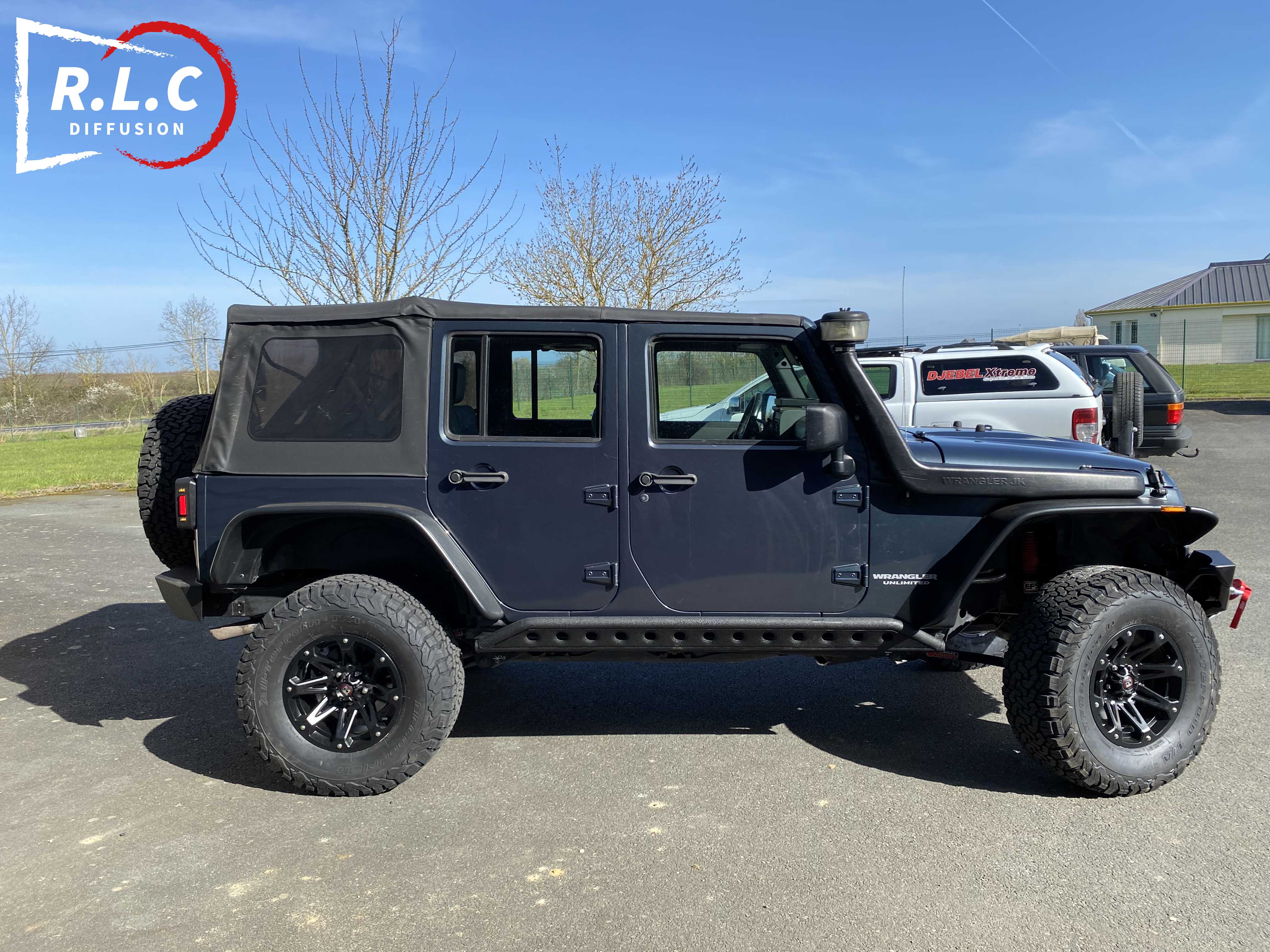 photo du flanc du JEEP WRANGLER JK avec snorkel, bas de caisse, extensions des ailes